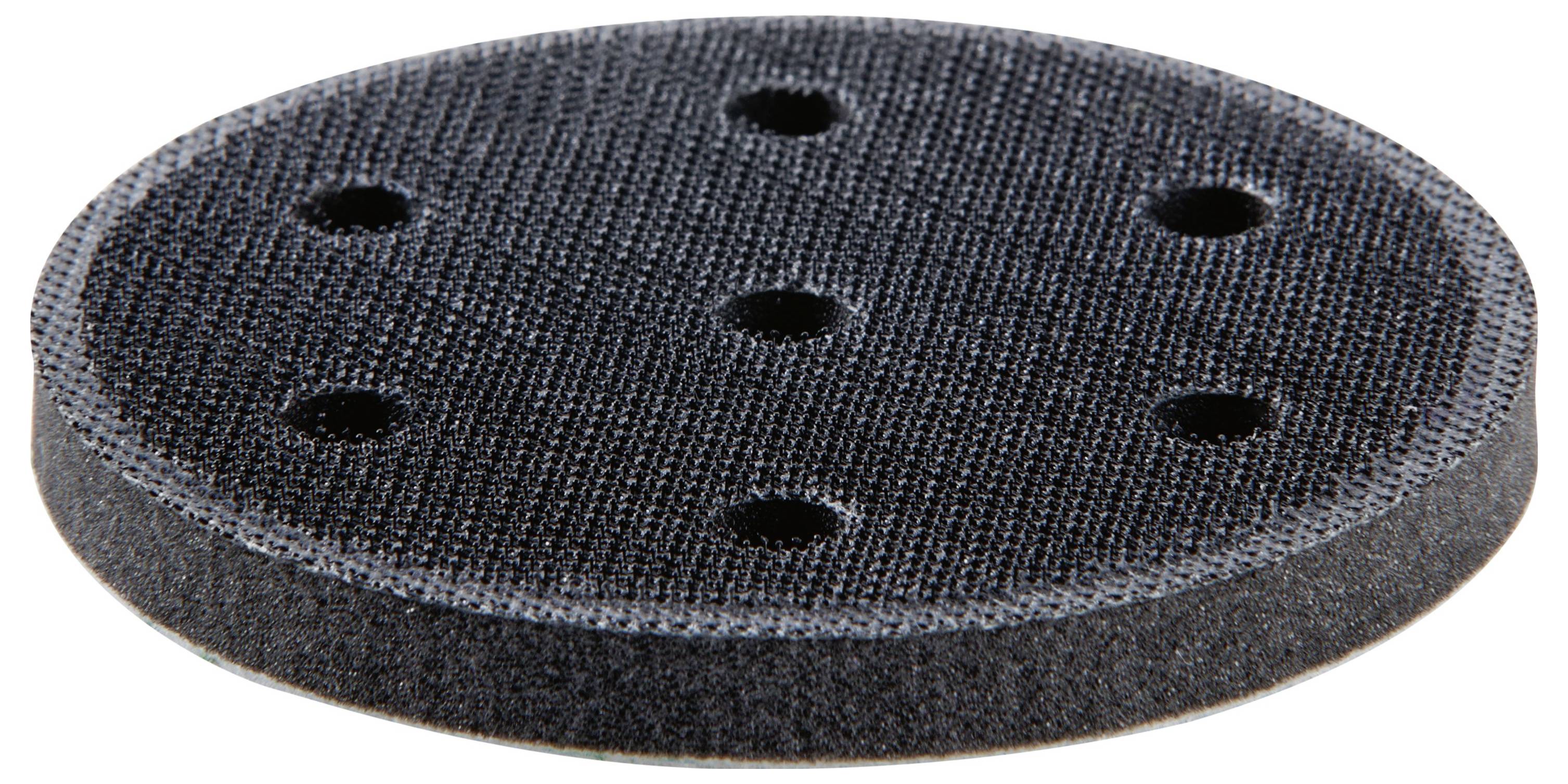 Egy kerek, textúrált fekete korong hat egyenletesen elhelyezett lyukkal, valószínűleg egy csiszolópad vagy kapcsolódó szerszámkomponens.
