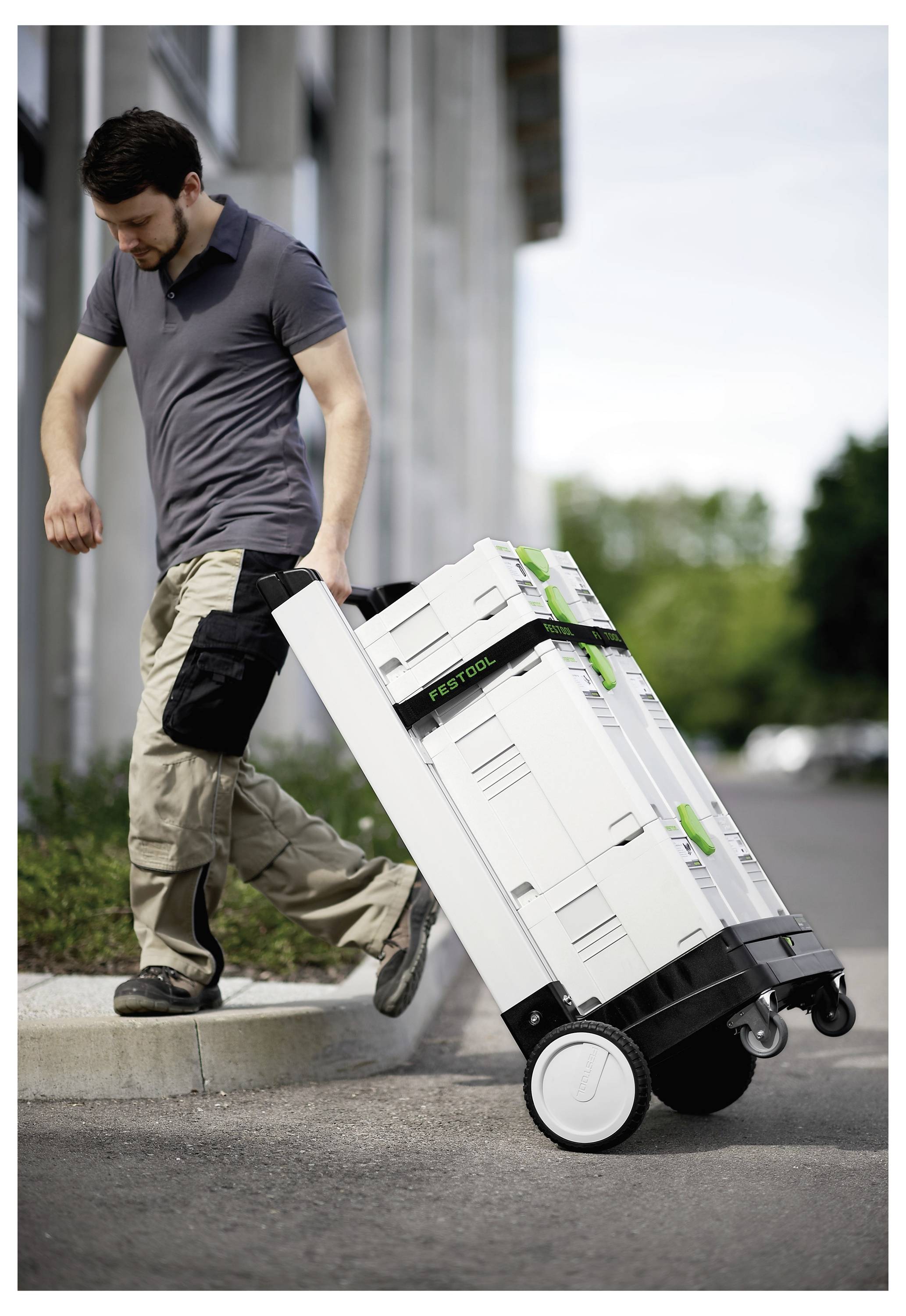 'Két facsap összekapcsolásának közeli képe, amely az ácsárban alkalmazott szerelési technikát mutatja be.'