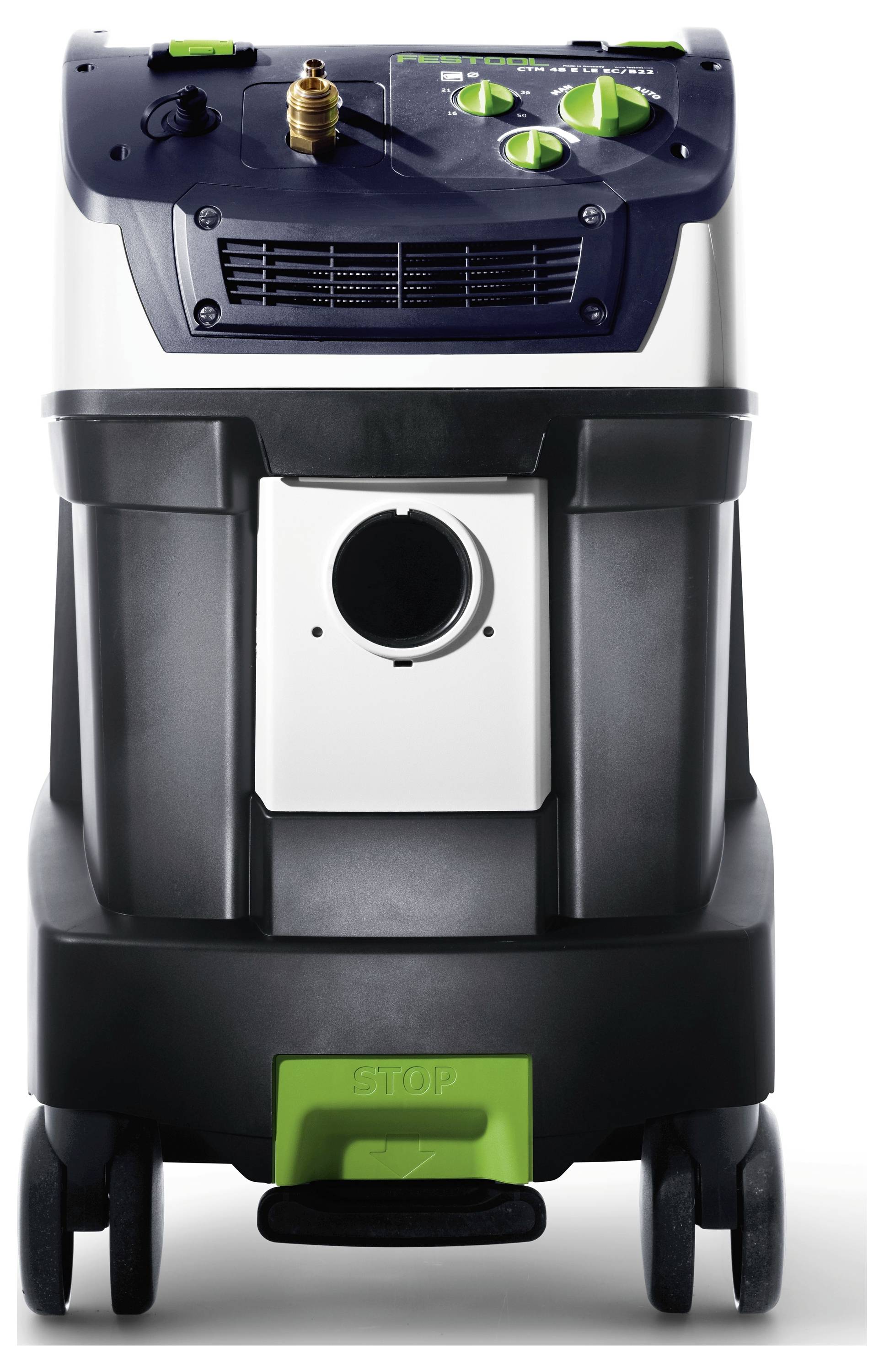 Egy személy elektromos csiszológéppel dolgozik egy fa felületen, a fa textúrájának simítására összpontosítva.