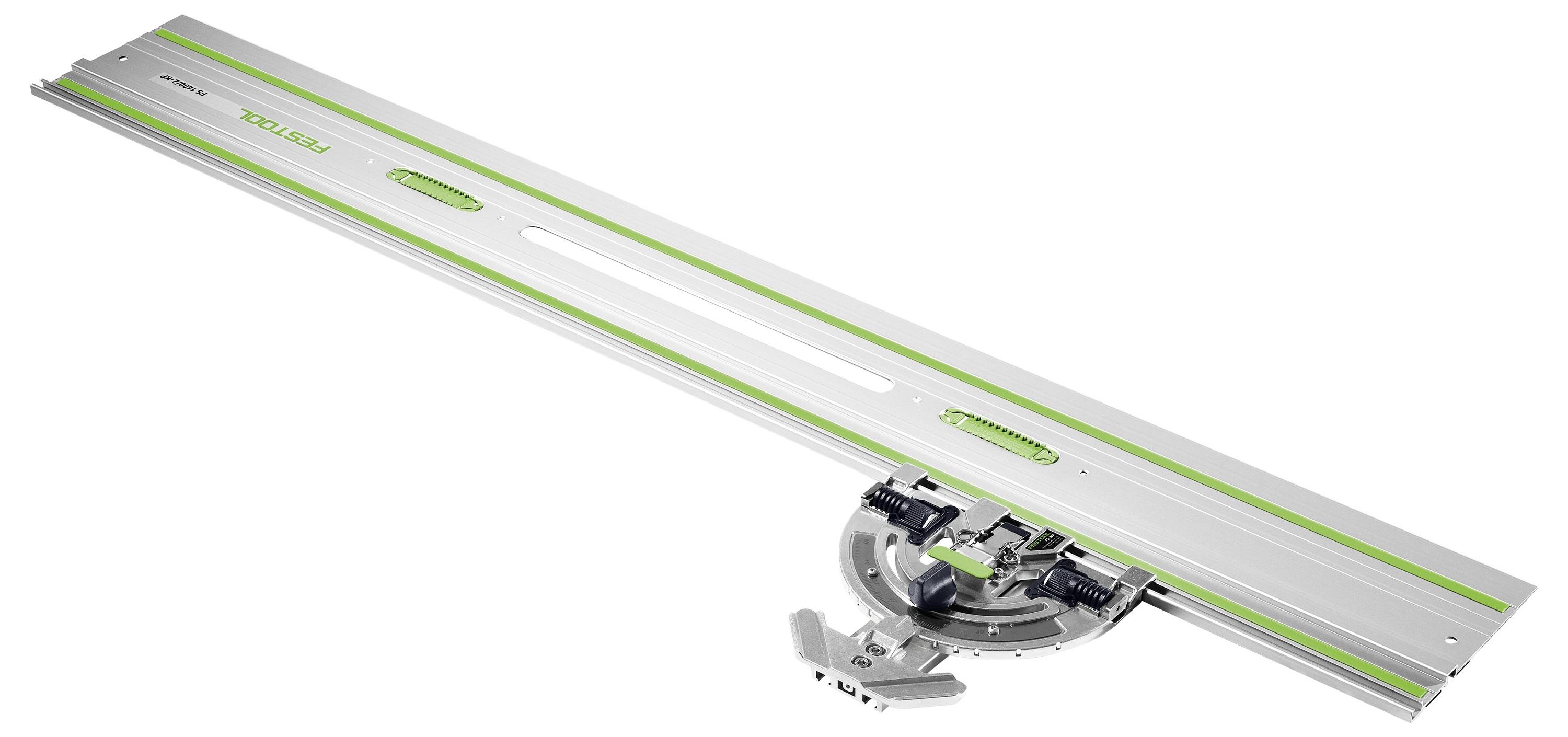 Fém vezetősín kör- vagy keringő fűrészfejjel ellátva, amely precíziós vágásokhoz használható asztalos- és famegmunkálási projektek során.