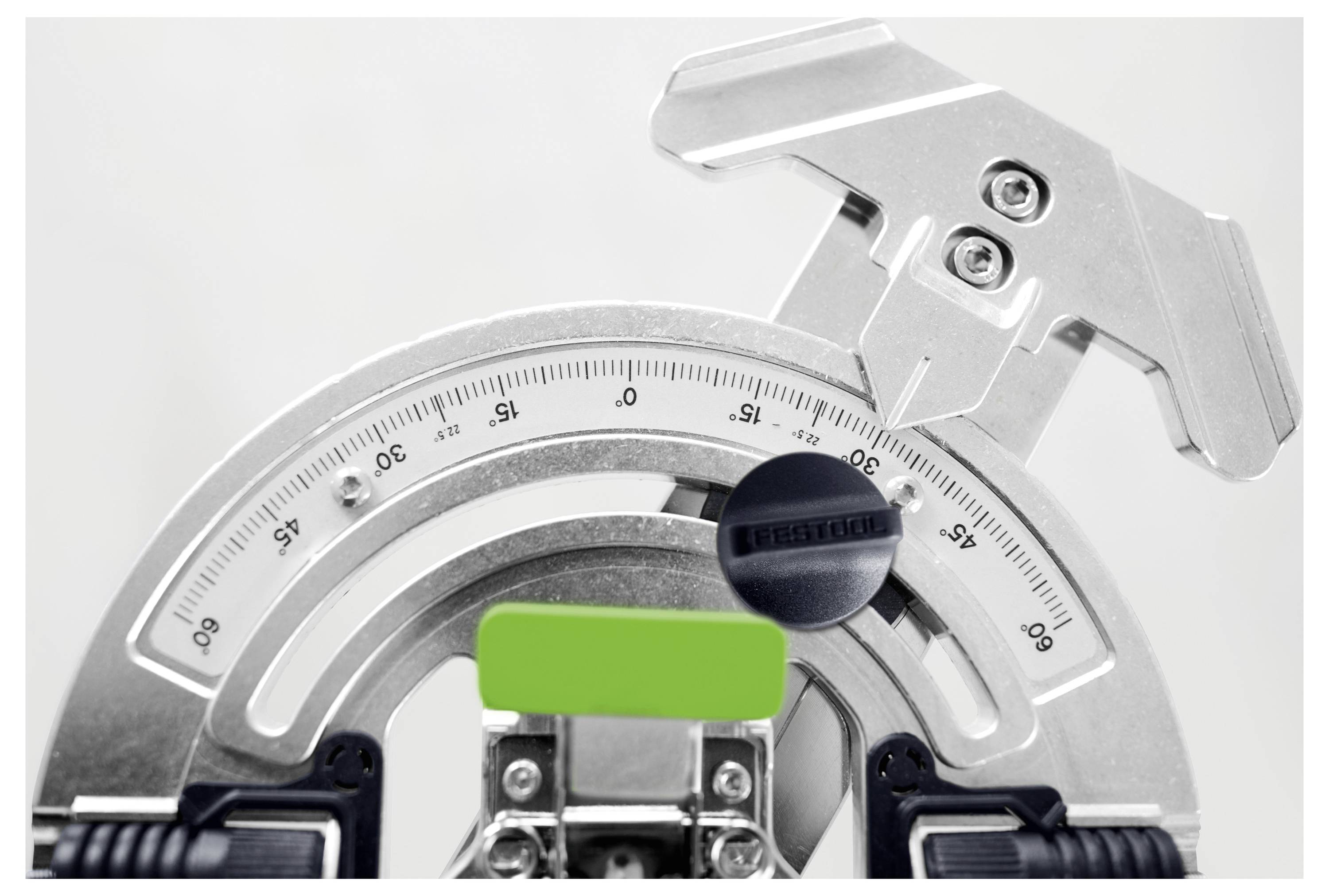 Egy fém szögmérő gauge, 0 és 90 fok közötti skálával, szögek mérésére használt, ezüst alkatrészekkel és zöld címkével a közepén.