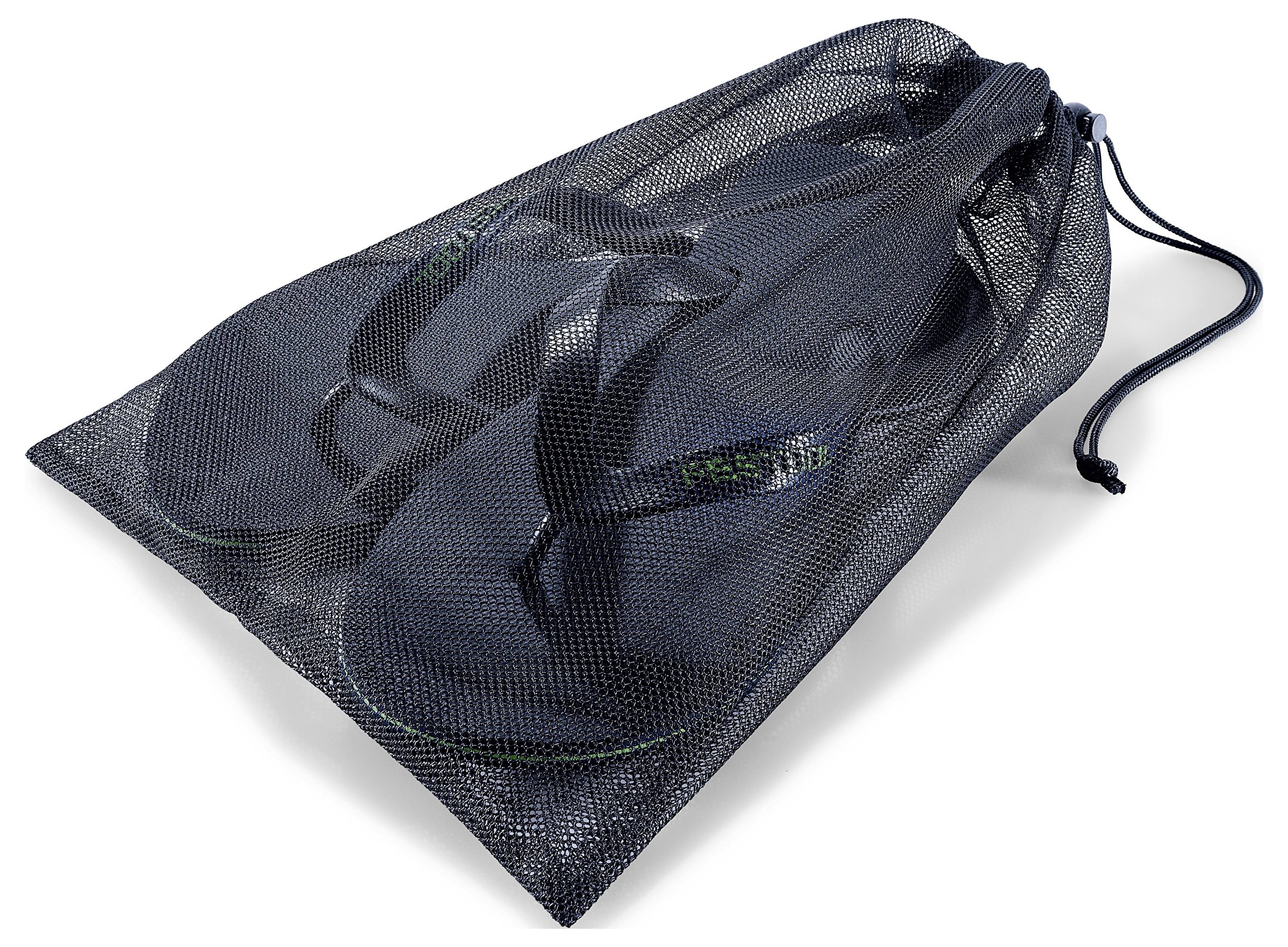 Egy pár fekete papucs egy fekete hálós zsinórral záródó táskában, részben látható a hálón keresztül, fehér háttér előtt.