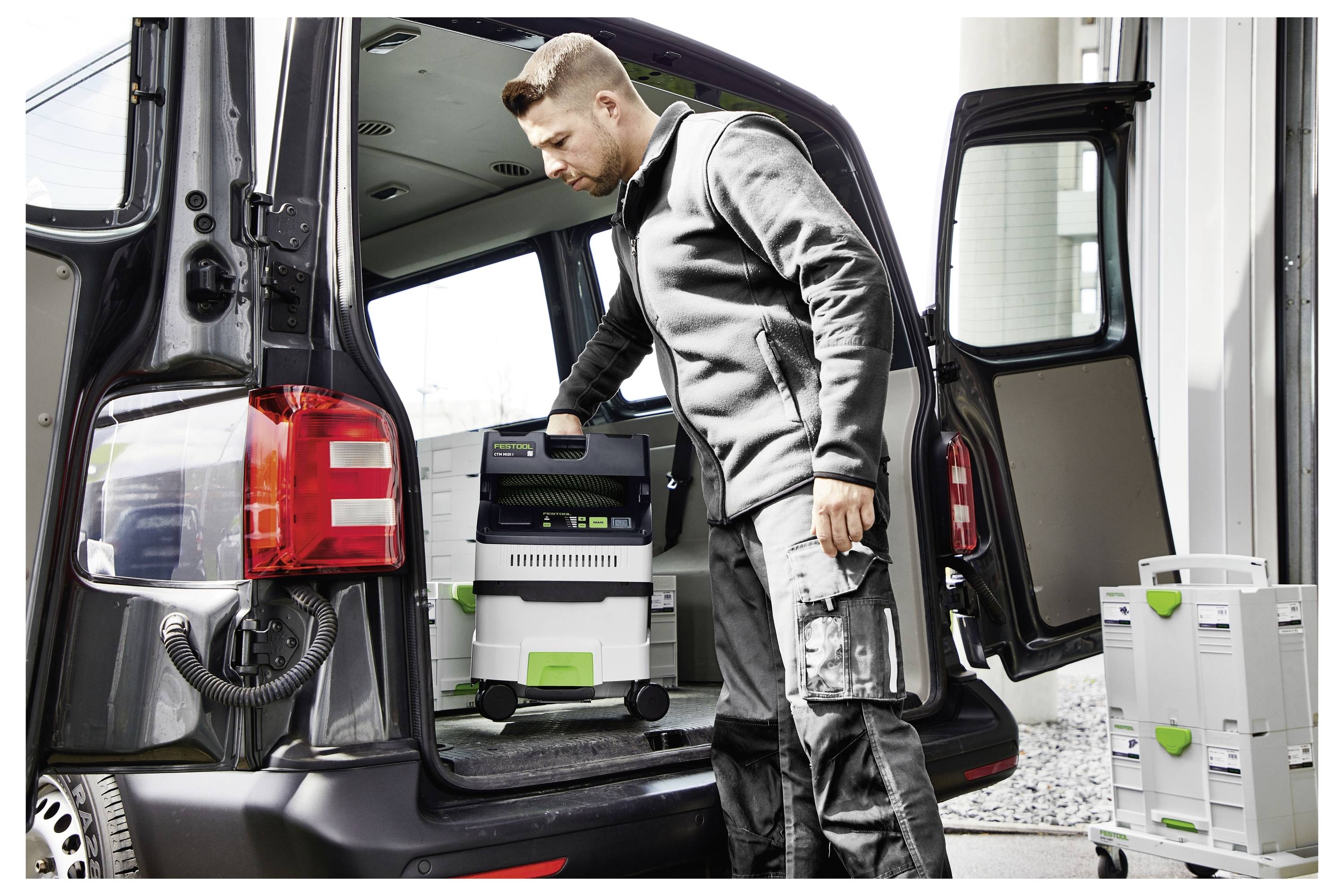 Egy szürke kesztyűt viselő személy fogófésze pengét cseréli, egy új, "FESTOOL" feliratú pengét helyez be a szúrófűrészbe egy perforált felületre.