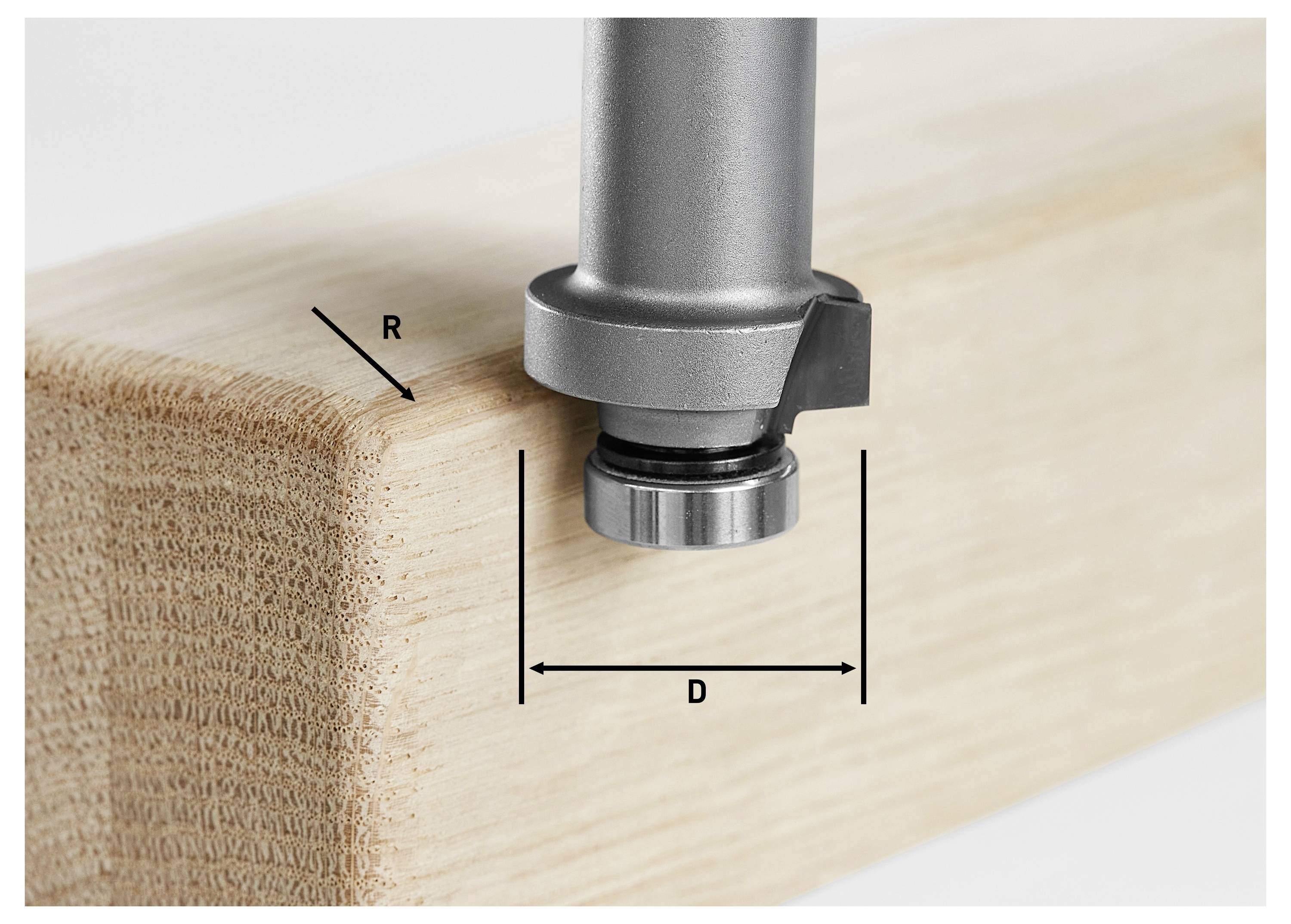 Az 'R' és 'D' méreteket egy fahasábon jelzik, amely méretei egy fémes szerszám fahasáb felületére való nyomásával kapcsolatos méréseket mutatnak.