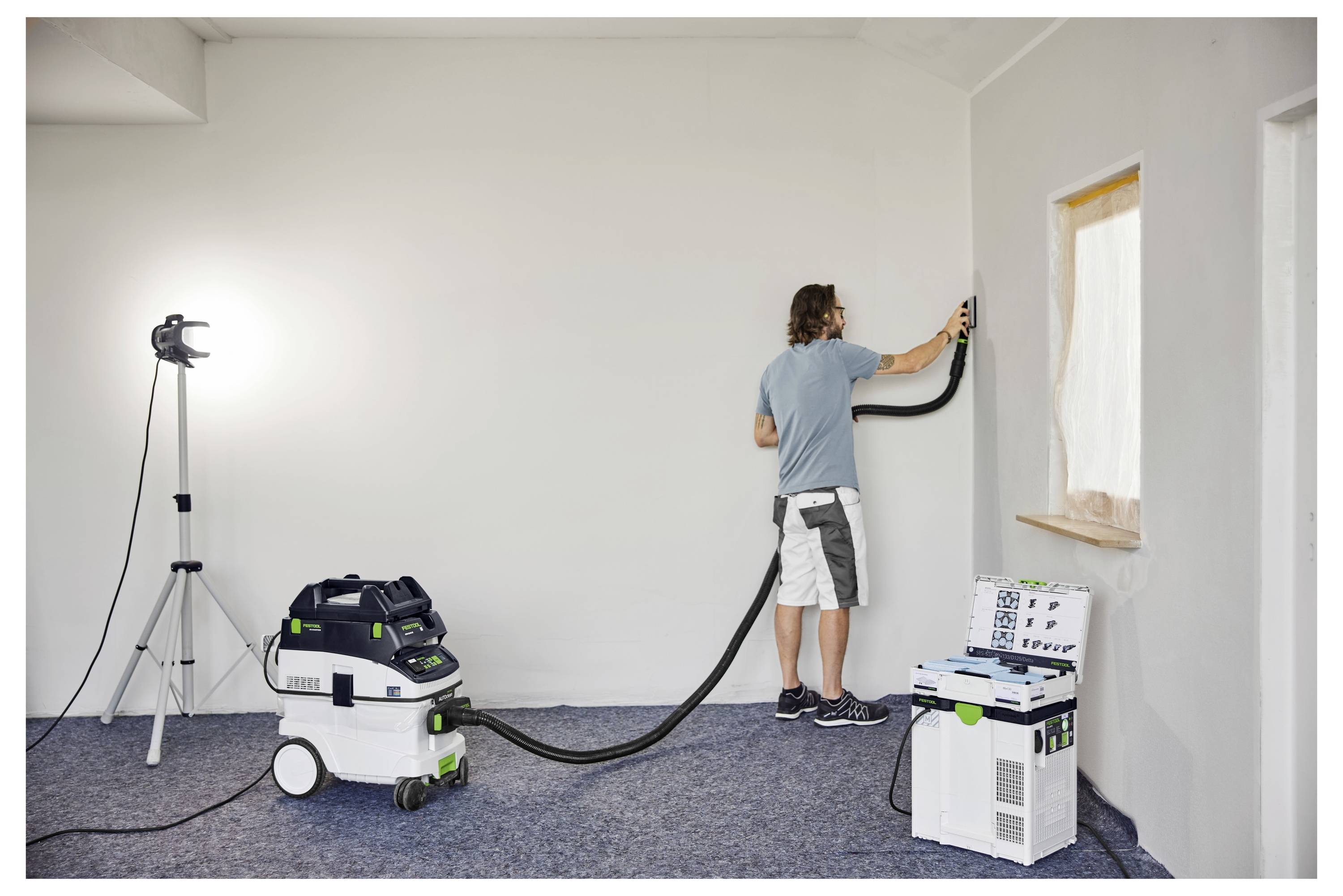 Egy részletgazdag, hengeres mechanikus alkatrész hexagonális tetővel és bonyolult belső fogaskerekekkel, amely valószínűleg ipari gépezet során használatos.