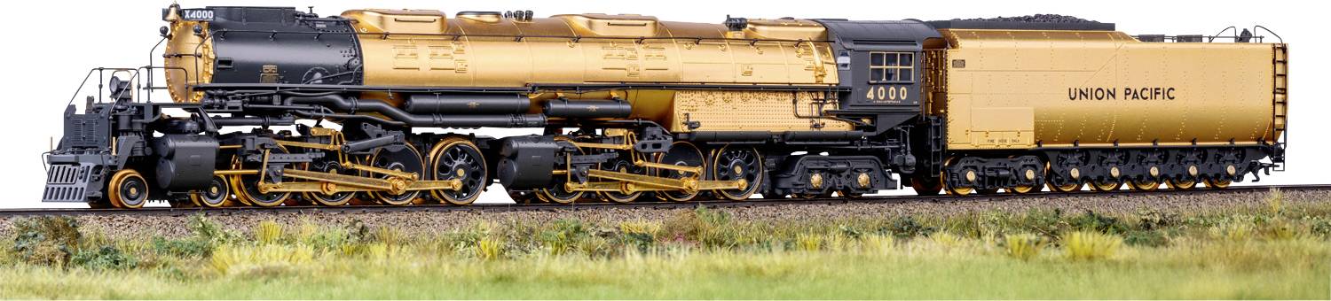 Union Pacific gőzmozdony modellje, sárga és fekete festéssel, sínen, füves tereppel.