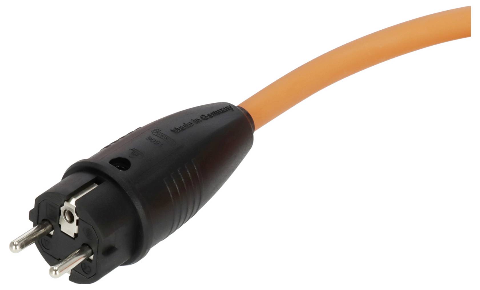 Fekete kétfogú elektromos dugó narancssárga tápkábelhez csatlakoztatva fehér háttéren.