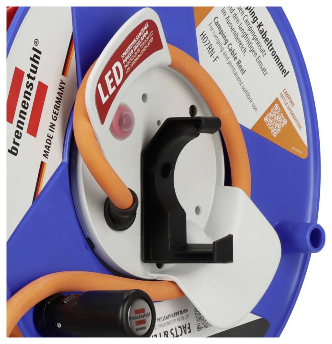 Egy kék Brennenstuhl LED kábelteker közelebbi képe narancssárga kábellel, fekete fogantyúval és termékcímkékkel, beleértve a „Made in Germany" feliratot és egy QR-kódot.