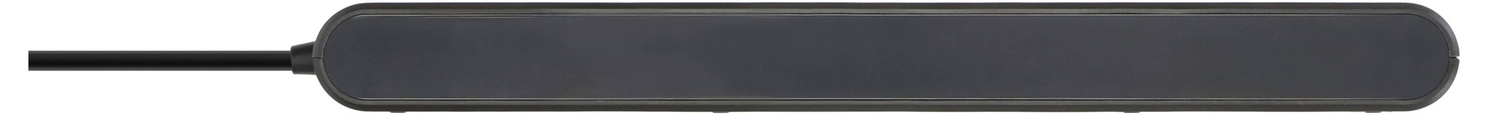 „Egy többcsatlakozóhelyes elosztó, amelyhez csatlakozik egy fekete kábel."