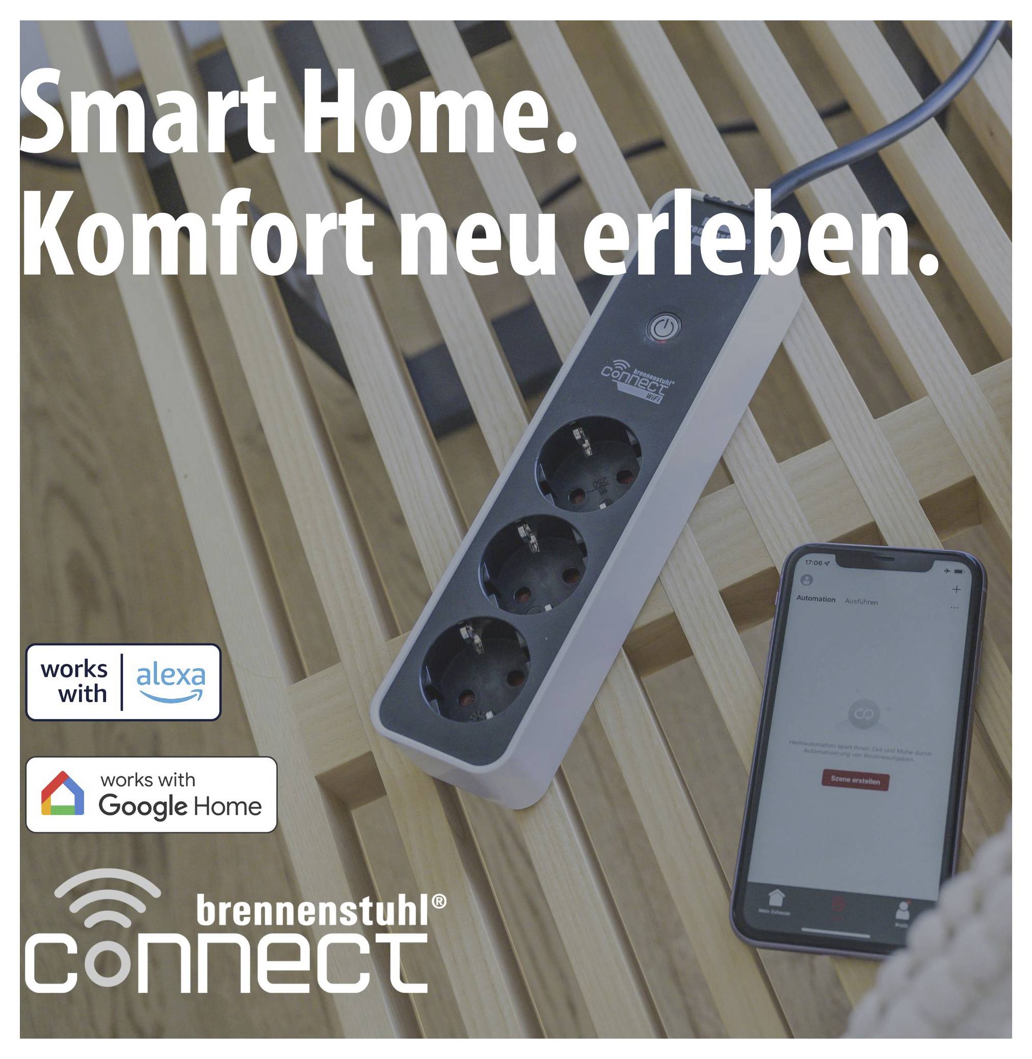 Okos otthon szóló reklámkép Brennenstuhl Connect WiFi-s elosztóról okostelefonnal, Alexa- és Google Home-kompatibilitással; Szöveg: „Okos otthon. Kényelmet újra felfedezni."