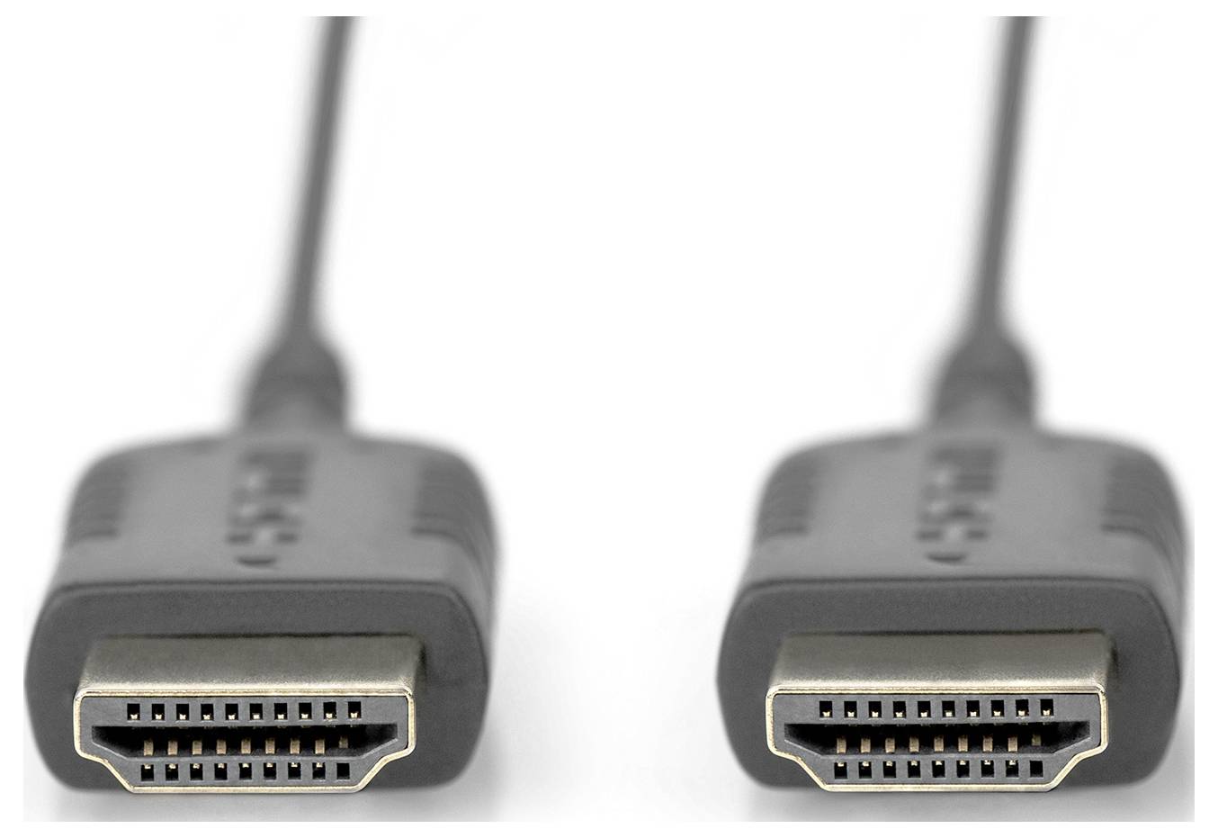 Két azonos csatlakozóval rendelkező HDMI-kábel egymás mellett egy sima háttér előtt.