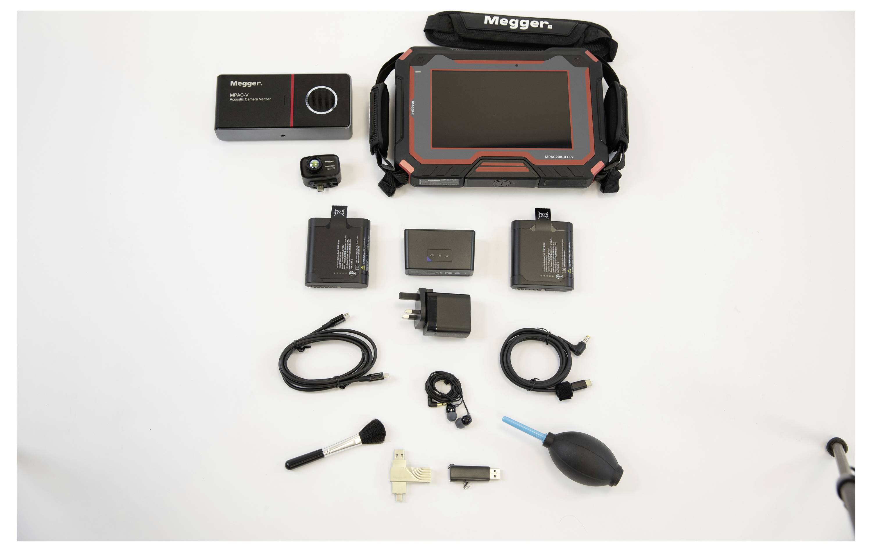„Elektronikus berendezés készlet, amely egy nagy Megger készüléket, kisebb eszközöket, kábeleket, egy kamerát, USB pendrive-ot, tisztítóeszközöket és elemeket tartalmaz."
