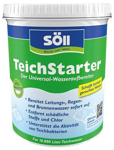 Egy Söll 'TeichStarter' tóvíz-kondicionáló tartály, amely csapvíz, csapadékvíz és kútvíz előkészítésére van felcímkézve, és eltávolítja a káros anyagokat és a klórt.