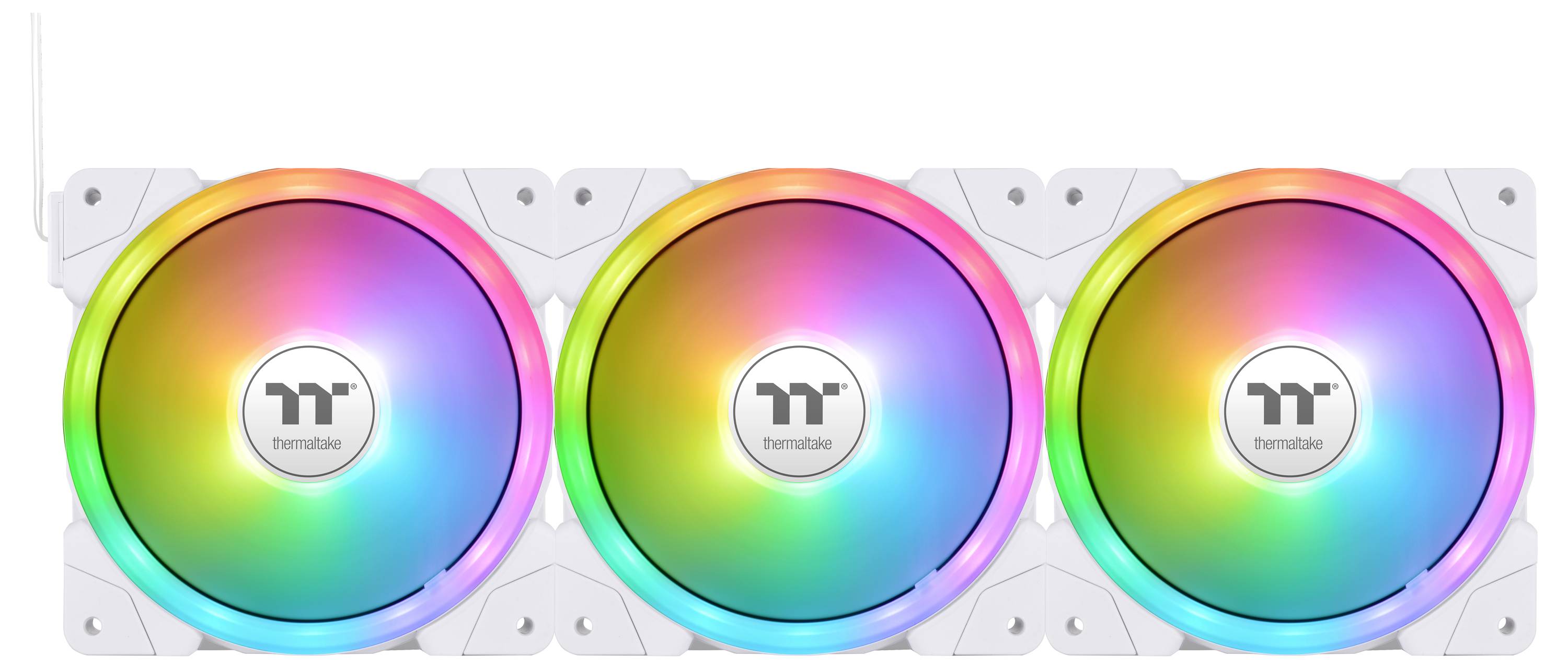 Három összekapcsolt számítógépes hűtőventilátor színes LED fényekkel, amely a színspektrum teljes skáláját ábrázolja, „Thermaltake" márkájú termék.