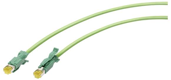 Két zöld Ethernet-kábel, ellentétes irányba néző csatlakozókkal, hálózati kapcsolatokhoz használva.