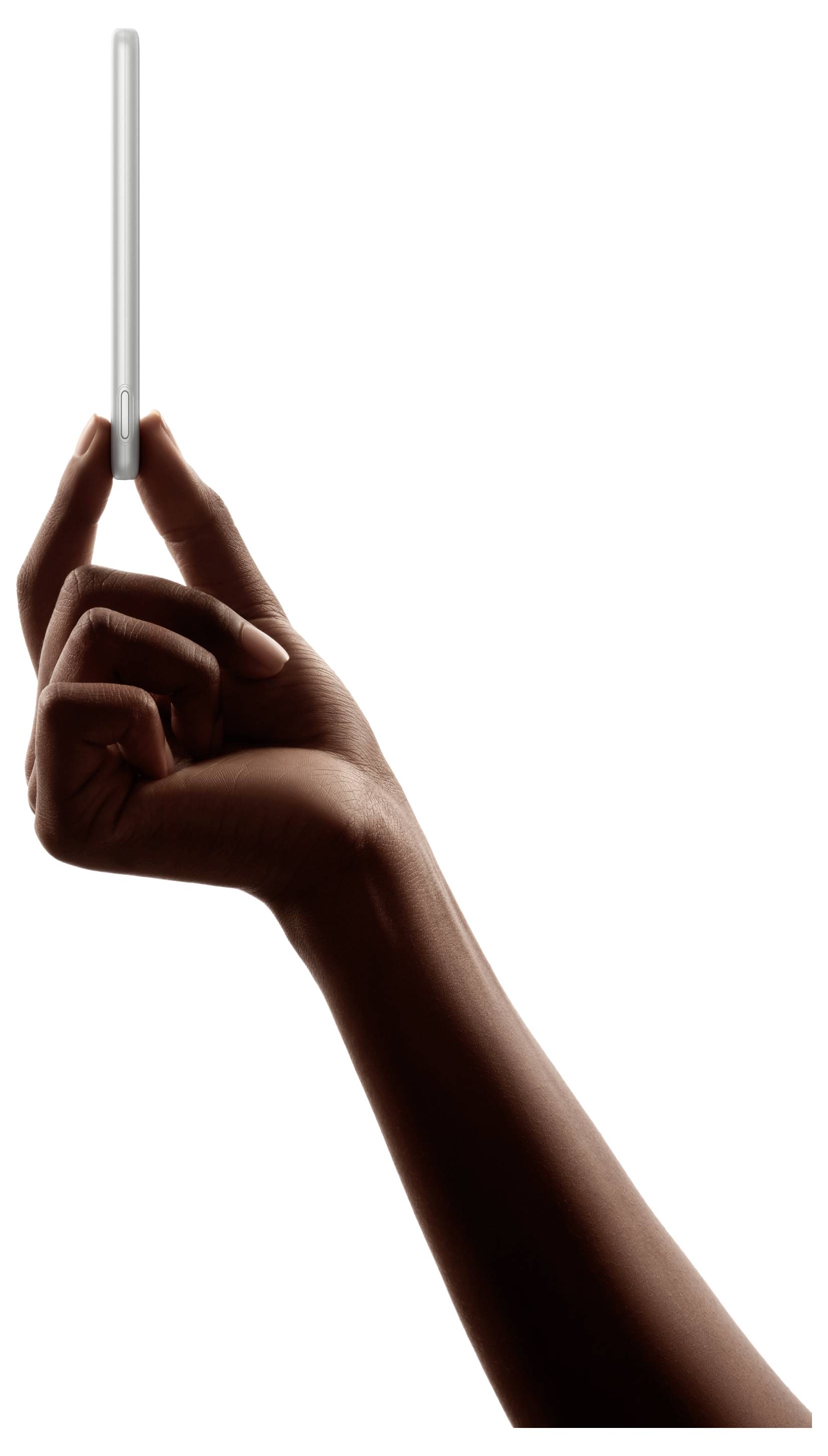 „Ezüstszínű okostelefon három hátoldali kameralencséval, amely egy fehér textúrázott, EcoFlow feliratú powerbankhöz van csatlakoztatva."