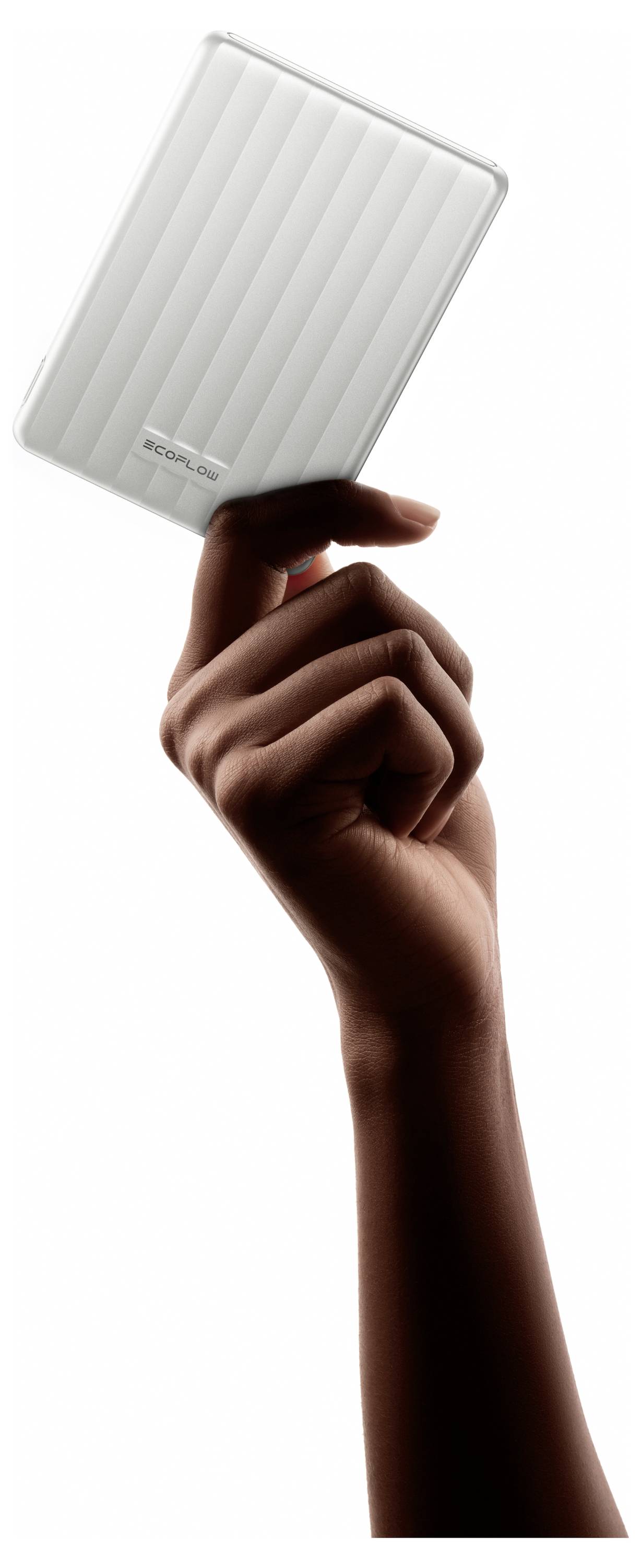 Egy fehér, textúrált eszköz lebeg a sötét, szétszóródott kövek között, amelyek a levegőben függenek, ami szívósságot és tartósságot sugall.