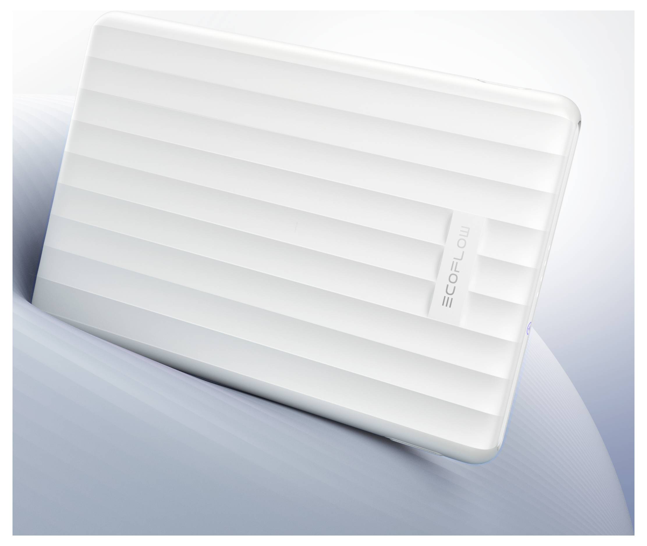 Egy elegáns fehér EcoFlow hordozható powerbank bordázott dizájnnal egy sima felületre helyezkedik, bemutatva annak modern és minimaliszt stílusát.