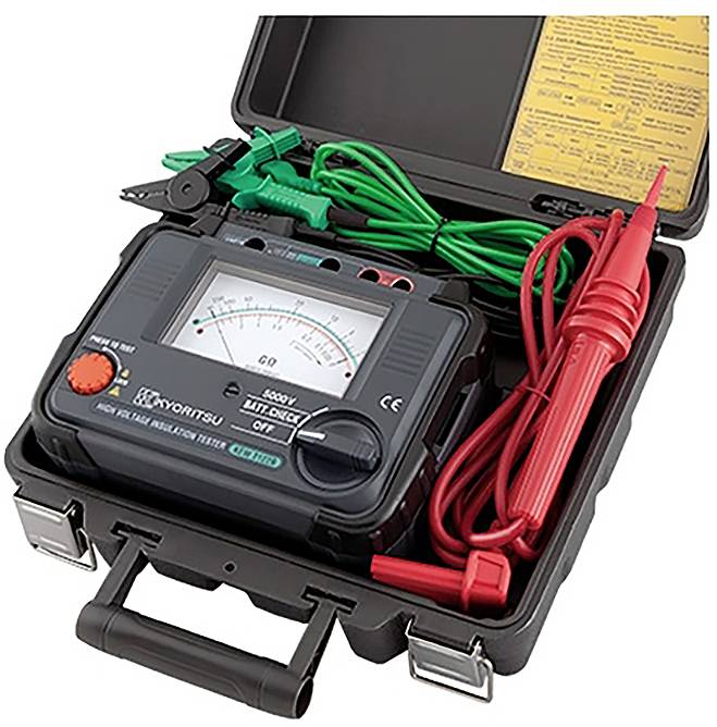 Egy nyitott hordozótáska, amely egy analóg szigetelési tesztert tartalmaz szondákkal és csipeszekkel, feszültségmérőt és utasítási lapot mutat.