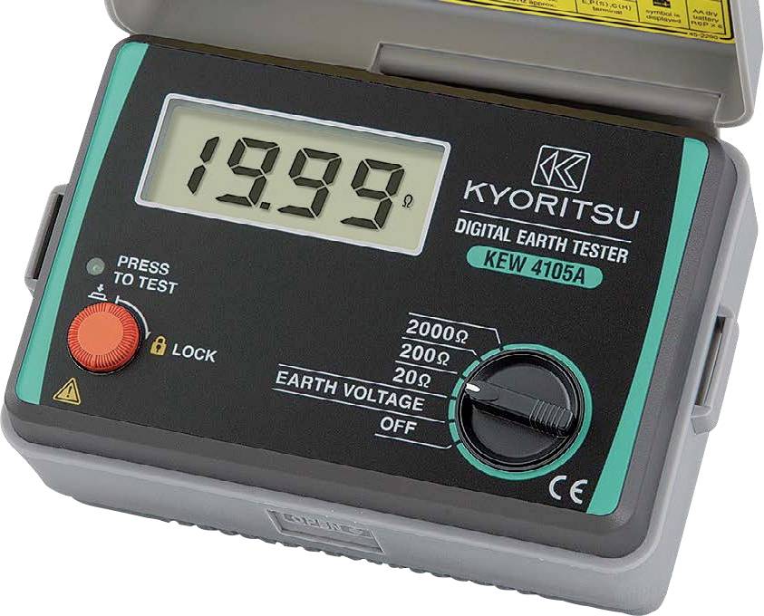 Digitális földelés teszter, amely „19.99" értéket jelenít meg a kijelzőn, egy tárcsával a földelési feszültség beállításához és egy „Press to Test" (Nyomj a teszthez) gombbal. Modell: Kyoritsu KEW 4105A.