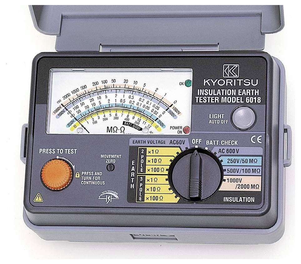 "Kyoritsu Insulation Earth Tester Model 6018" föld feszültség kiválasztásához forgatógomb, teszt gomb és ohm méréshez analóg skála.