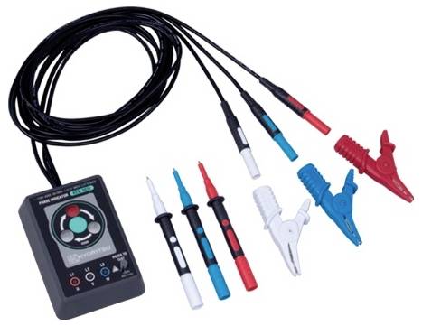 'Egy többfunkciós fázisteszter színes tesztfejekkel és krokodilcsipeszekkel, digitális felülettel az elektromos teszteléshez.'