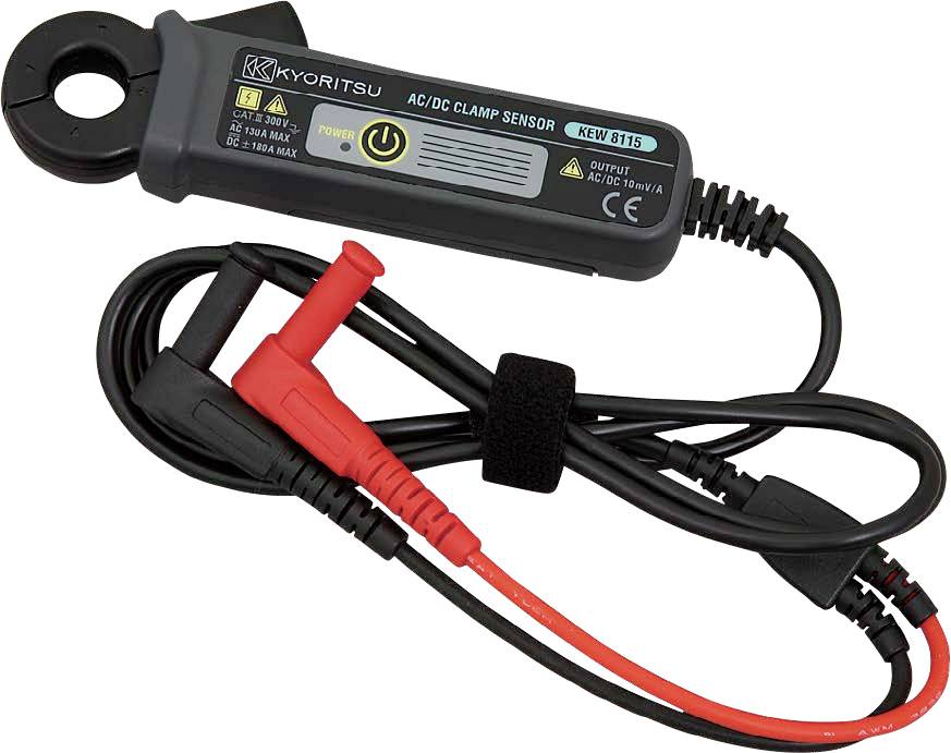 AC/DC szorító érzékelő eszköz elektromos vezetékekkel tekercselve. Az eszköz a "Kyoritsu KEW 8115" feliratot mutatja és biztonsági figyelmeztetéseket tartalmaz, elektromos mérésekhez használják.