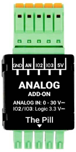 Egy zöld és fekete elektronikus modul, amely "Analog Add-On" felirattal van ellátva, és amely csatlakozásokkal rendelkezik a földre, az analóg, a digitális bemenetek és az elektromos tápellátás számára.