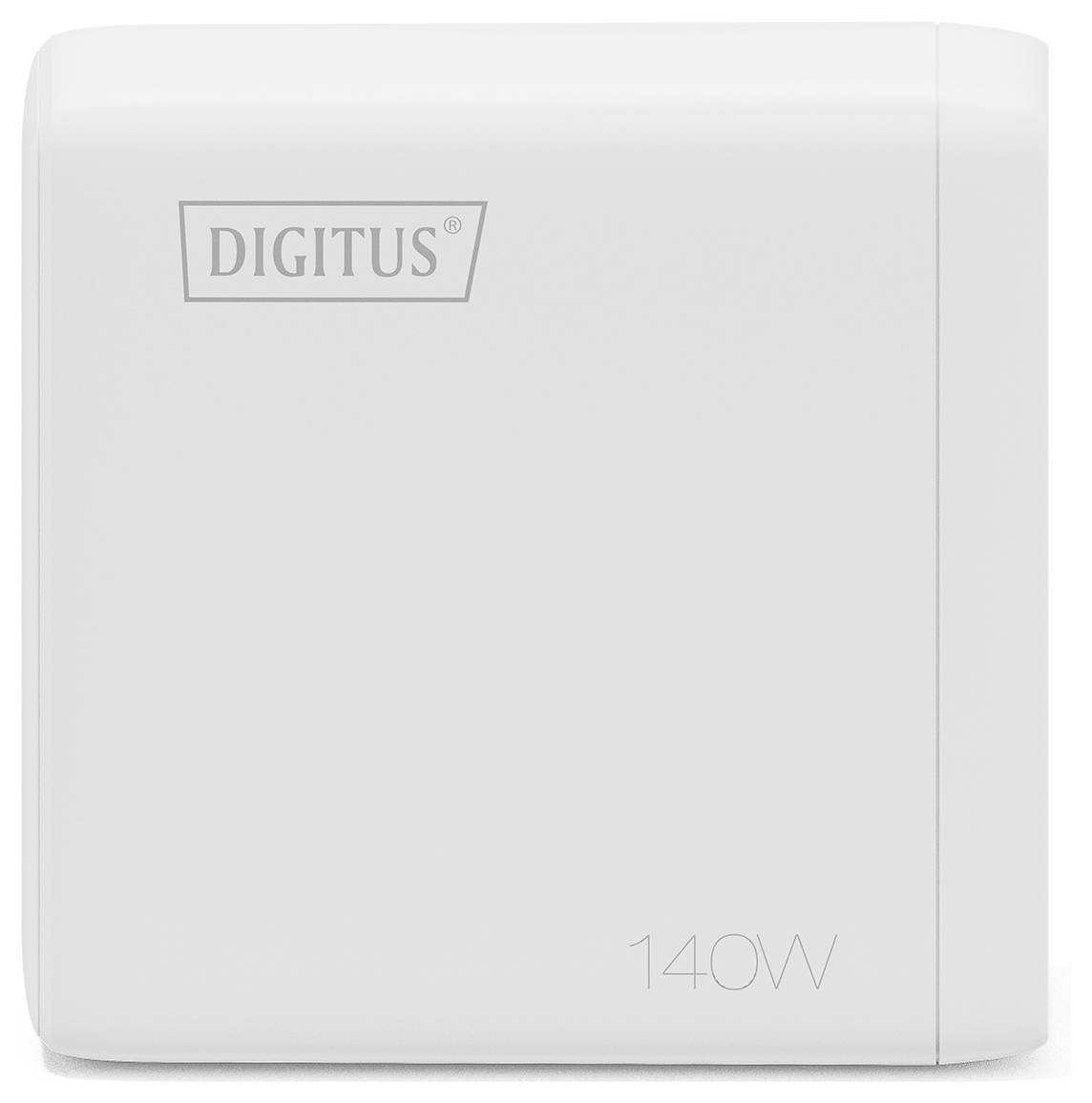 Egy fehér töltőblokk a "DIGITUS" logóval és a "140W" felirattal nyomtatva rajta.