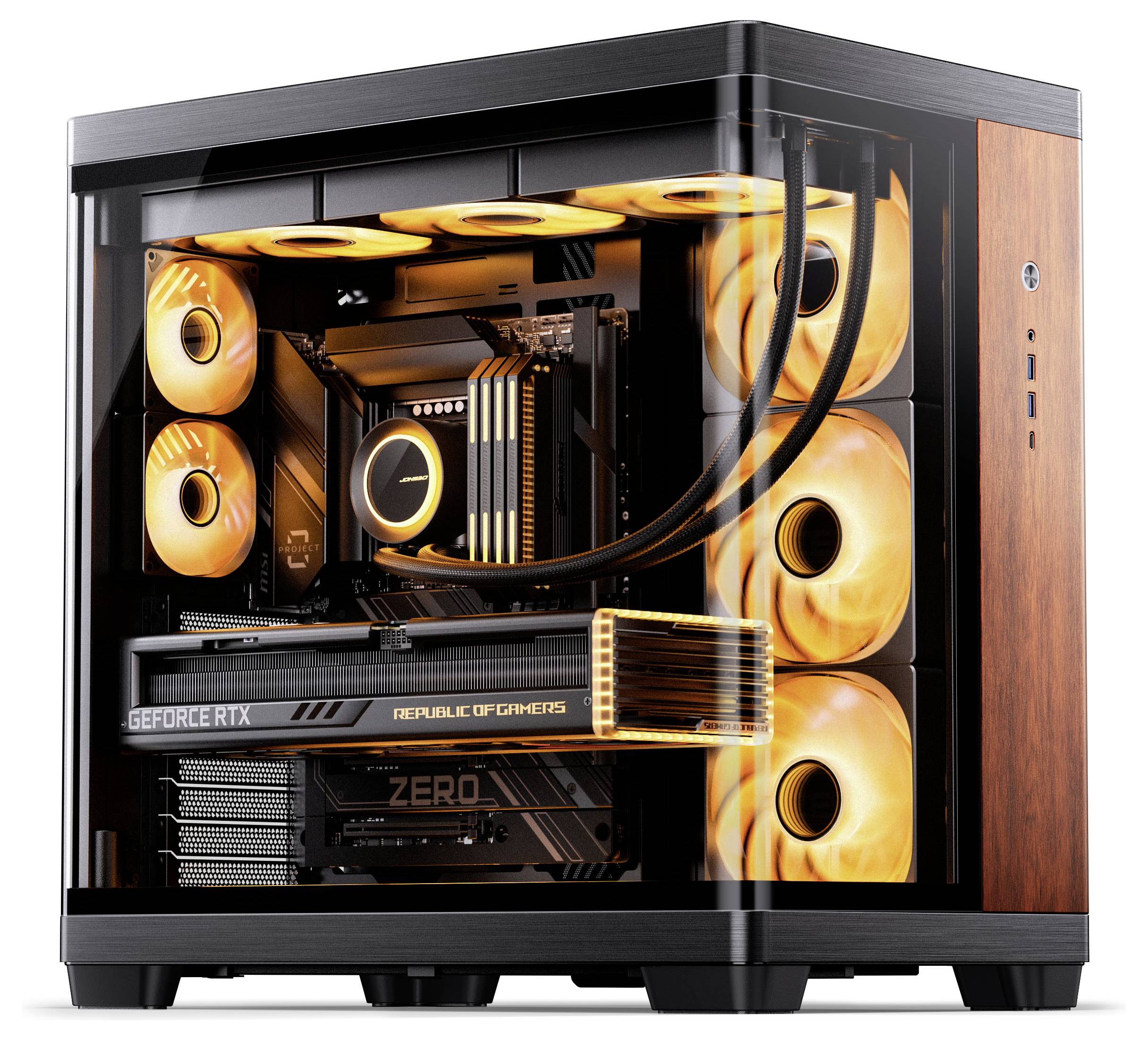 Egy játékos PC narancssárga LED ventillátorokkal, látható „GeForce RTX" feliratú grafikus kartával és jobb oldalon fa panelezéssel.