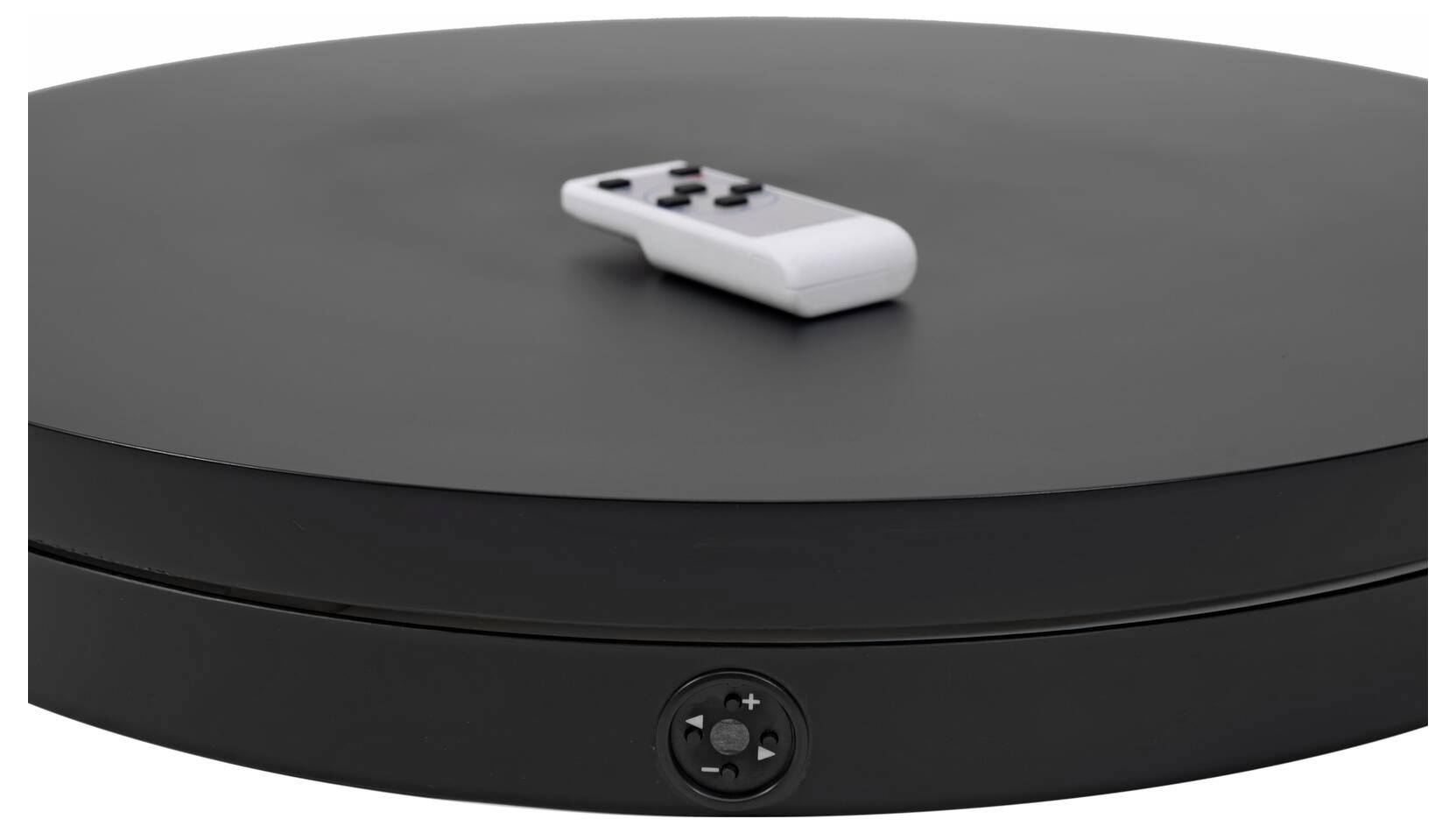 Egy fekete lemezjátszó, amelynek tetején egy távirányító van, az elülső szélén pedig vezérlőgombok találhatók.