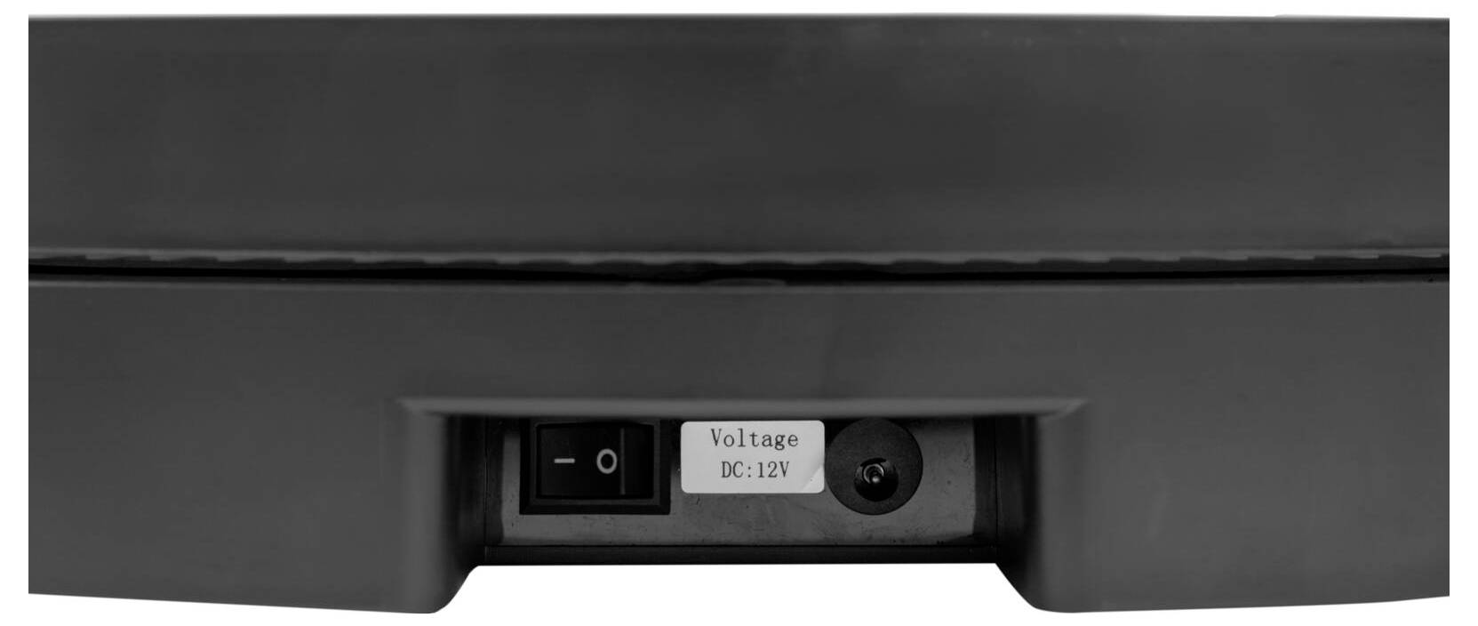 A kép egy elektromos eszköz teljesítménybillentyűjének és az azt jelölő "Feszültség DC: 12V" feliratnak a részletes képét mutatja.