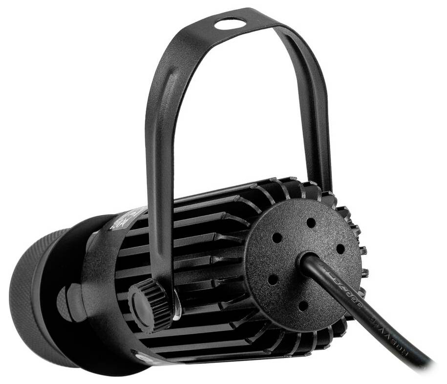 Egy fekete hengeres reflektorlámpa hűtőbordákkal és szerelési konzollal látható. Az elektromos kábel a hátulról nyúlik ki, színpadvilágításra tervezve.