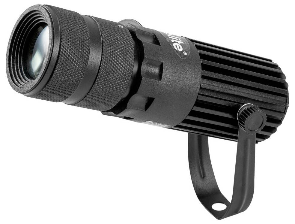 Egy kompakt fekete spotlámpa textúrázott fókuszgyűrűvel és állítható konzollal, valószínűleg színpadi vagy kiállítási megvilágításhoz használatos.