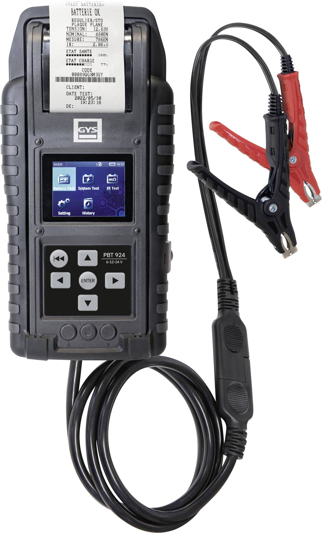 A kézben tartható akkumlátor-teszter az képernyőjén mutatja a diagnosztikai eredményeket, krokodil csipeszekkel ellátott kábelek segítségével csatlakoztatva a jármű akkumulátorának elemzéséhez.