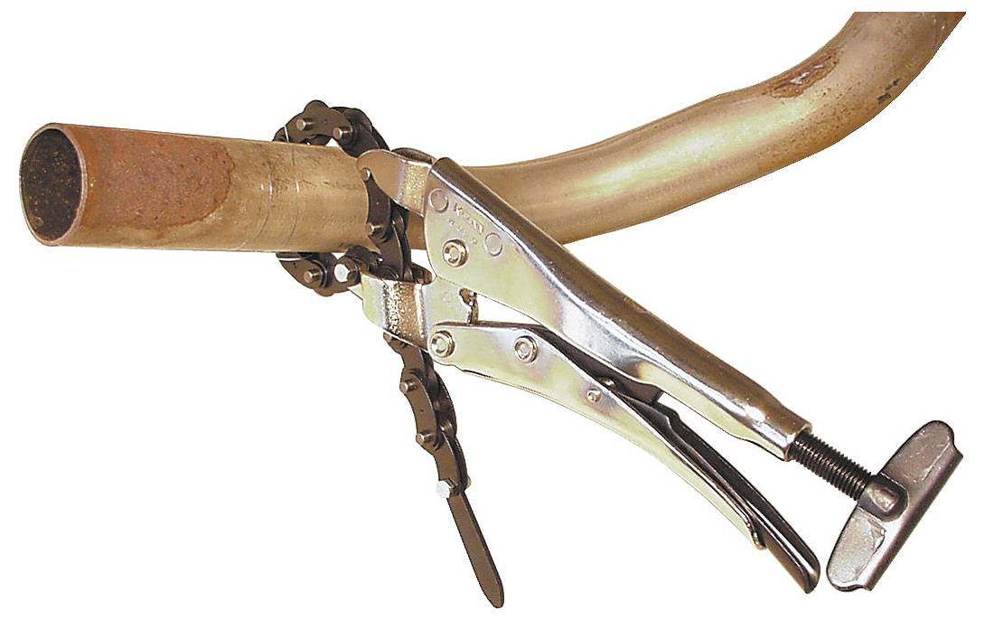 Csöcső-szorítószerszám rozsdás csőt biztosít, bemutatva annak megfogását és beállítási mechanizmusát.