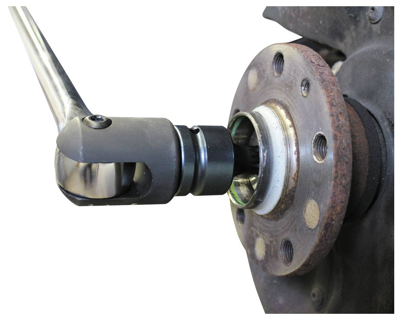 A ratchet socket wrench közelről készült felvétele, amely egy rozsdás kerékagyon lévő csavart szorít meg, egy járműkarbantartási feladat részeként.