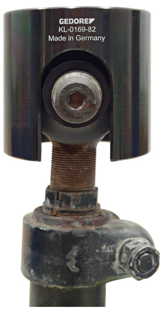 Egy fém szerszám, amelyen az "GEDORE KL-0169-82 Made in Germany" felirat látható, egy menetes rudon helyezkedik el. A szerszám egy mechanikus összeállítás részének tűnik.