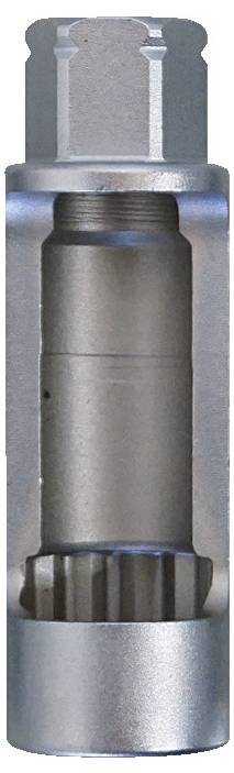 Egy személy elektromos csiszolót használ egy falépcső korlátján, simítva annak felületét. A napfény megvilágítja a munkaterületet.