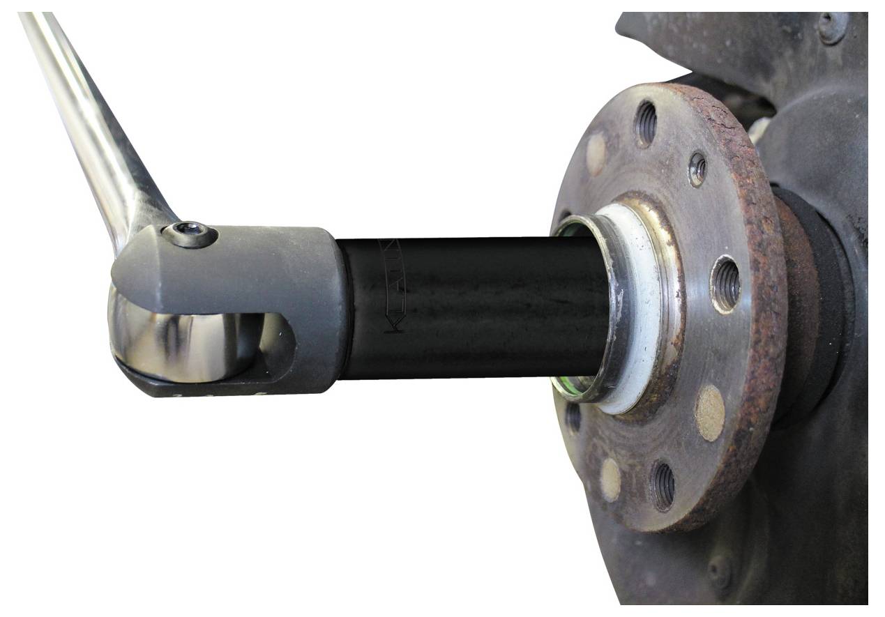 Egy fogazott csatlakozóval rendelkező szerszám egy rozsdás autókerék-csapágy-alaphoz csatlakozik, bemutatva, hogyan lehet eltávolítani vagy felszerelni egy kerékcsapágyat.