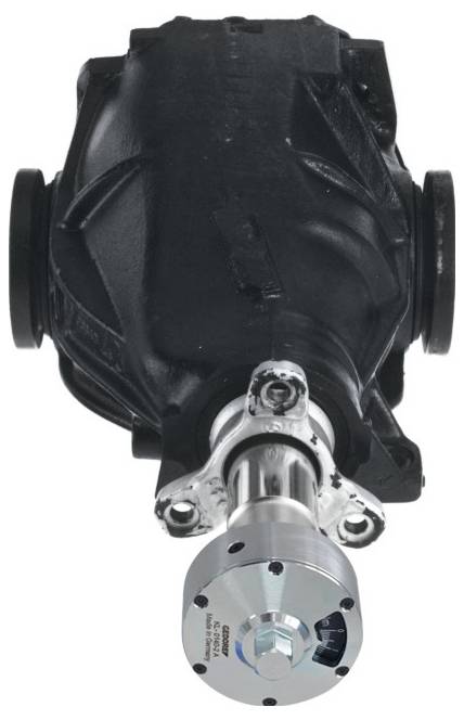 Fekete differenciálház ezüst pinion fogaskerék tengellyel, amely az elöről nyúlik ki.