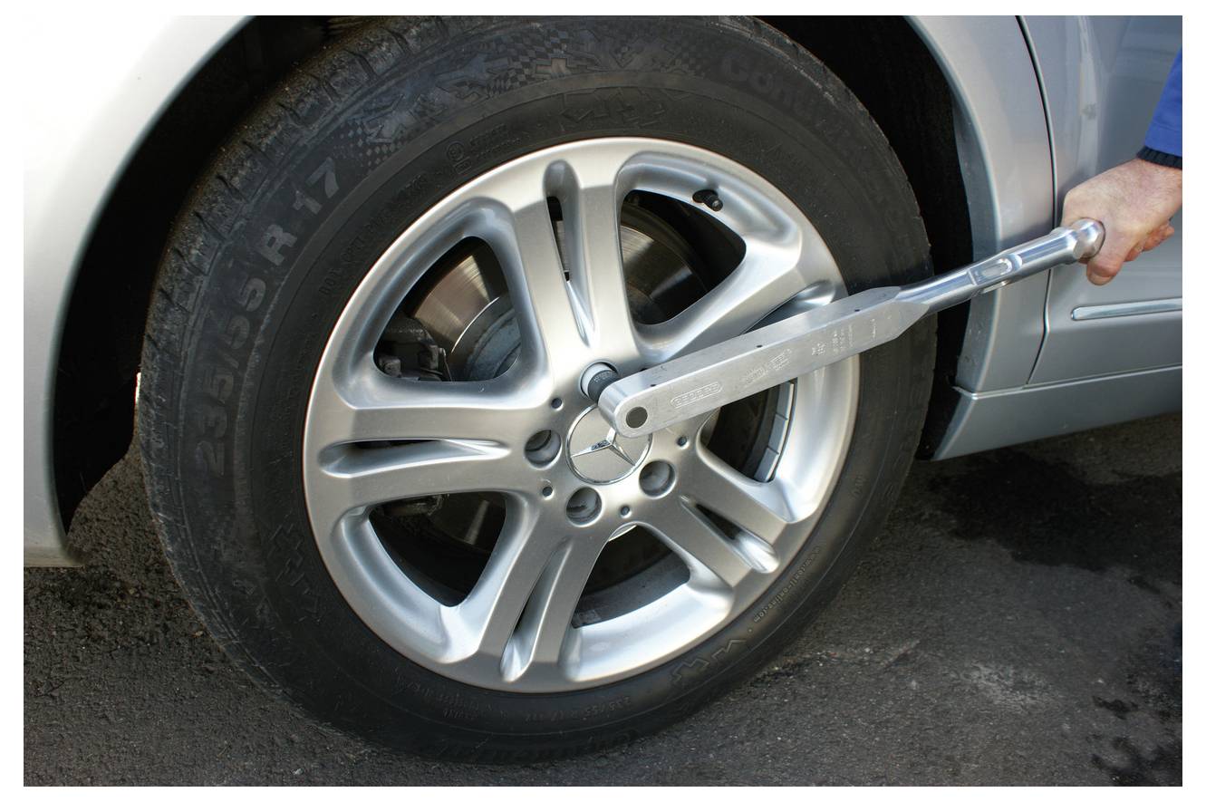 Mágneses szerszámtartó egy autóban, amelyen a „GEDORE KL-4911-112" felirat található, egy csavarhúzó, fogó és csavarkulcs van felszerelve.