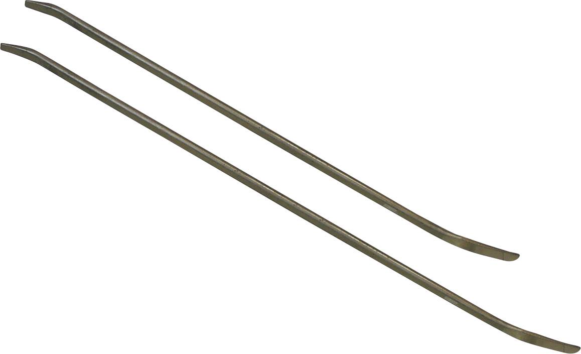 Egy kis, aerodinamikus repülőgép a kifutópályán, mezők és felhős ég hátterével.