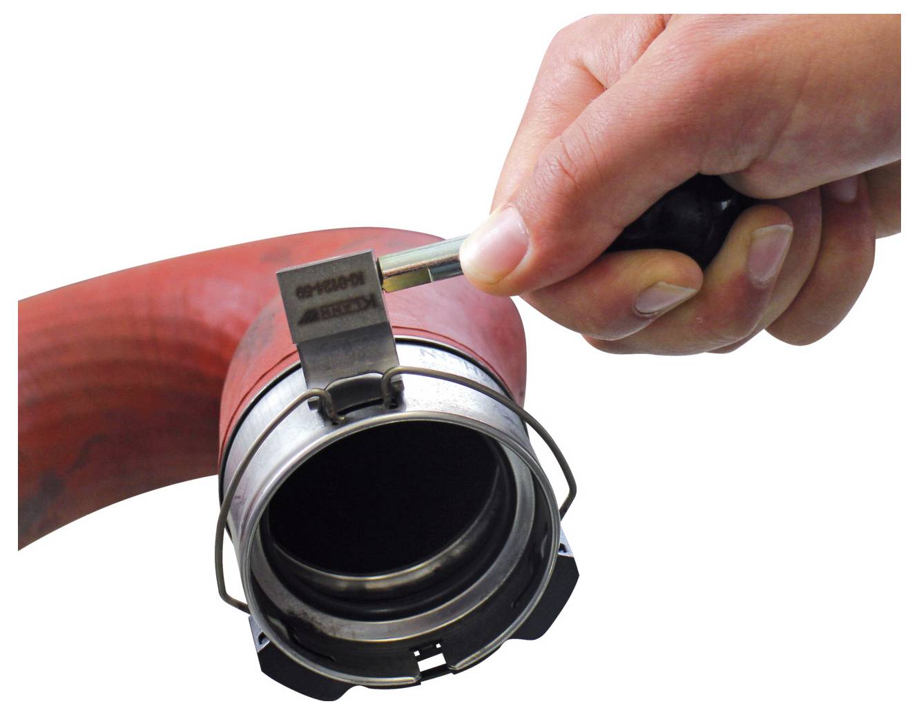 Kék szerszámszekrény négy fiókkal, "GEDORE 1507 XL" felirattal, kerekeken. Az oldalára egy felfüggesztési támasz szerszám van felszerelve.