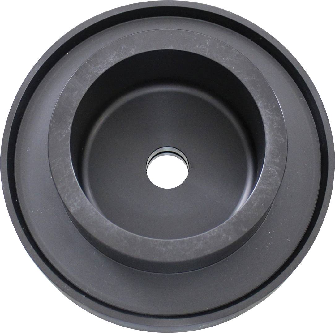 Egy kerek, fekete fém korong, központi lyukkal, amelynek megjelenése egy kerékhez vagy szíjtárcsa alkatrészhez hasonlít, felülnézetből nézve.