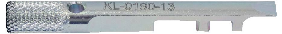 Egy fém kulcs eszköz nagyítása, amely "KL-0190-13" felirattal van gravírozva, textúrált fogással és a tengely mentén elhelyezkedő specifikus bevágásokkal.