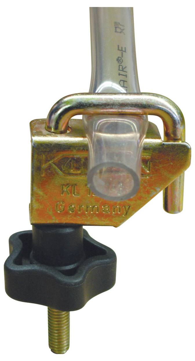 Egy kéz egy villáskulccsal egy autó szíjfeszítőjének feszültségét állítja be. A kép a szíj helyzetét és a feszítőmechanizmusát emeli ki.