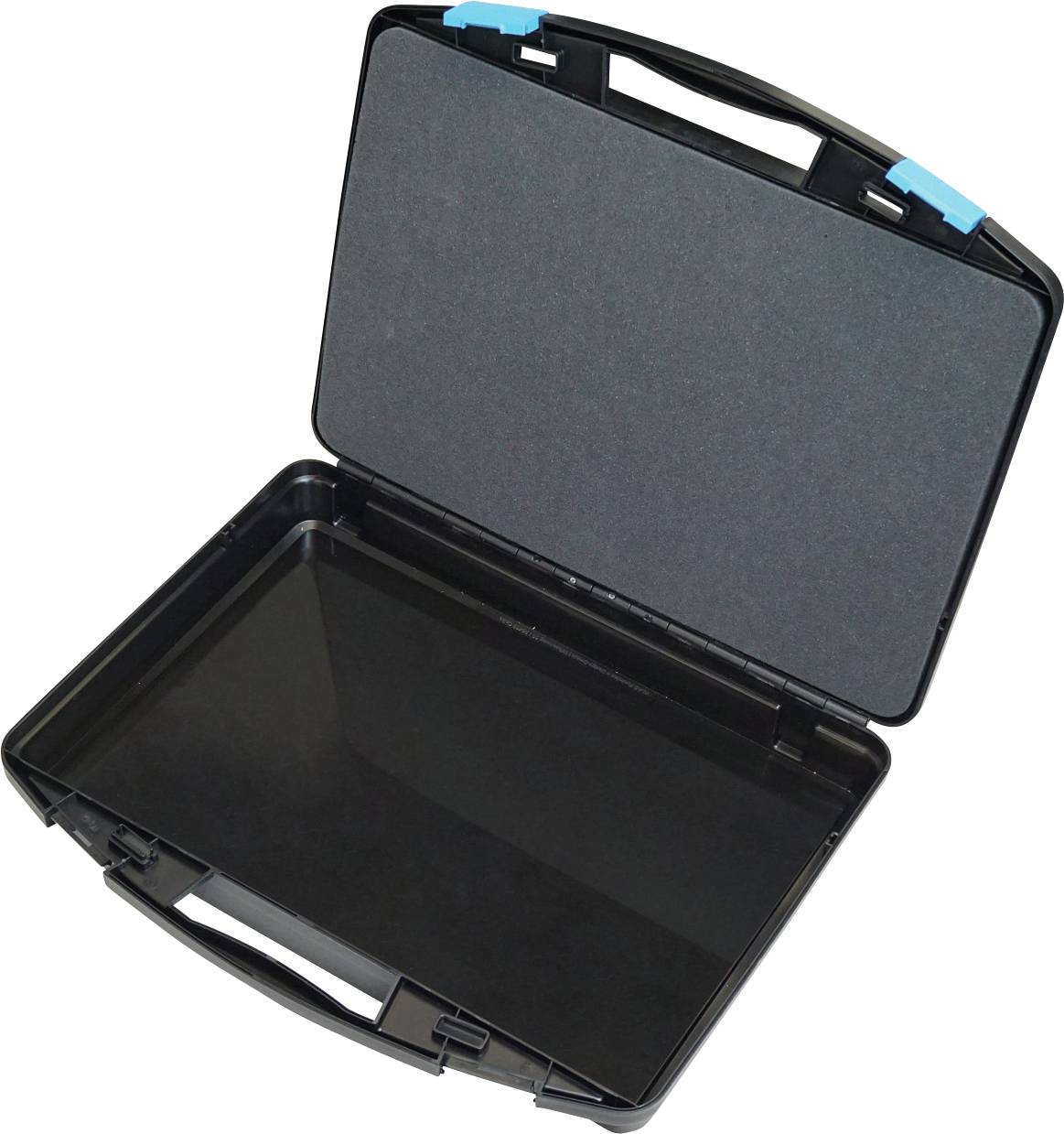 Nyitott, üres fekete műanyag aktatáska kék bilincsekkel a zsanérokon, fehér háttér előtt elhelyezve.