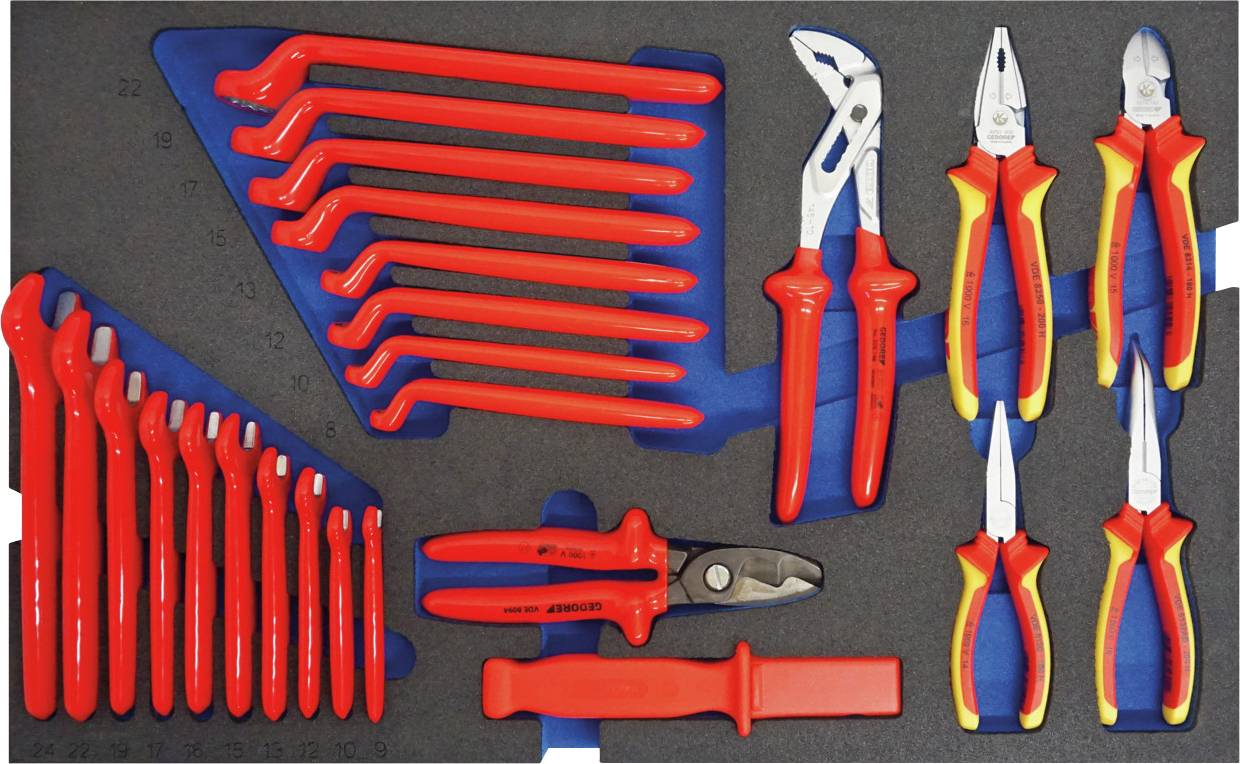 'Piros nyéllel rendelkező szerszámkészlet, amely csavarkulcsokat, fogókat és egy kalapácsot tartalmaz, habszivacs betétben elhelyezve az organizált tároláshoz.'