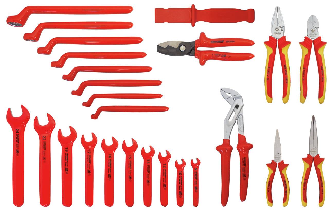 Egy piros fogantyúval ellátott szigetelt szerszámok gyűjteménye, amely kulcsokat, fogókat és egy csavarkulcsot tartalmaz, rendezetten fehér háttér előtt elrendezve.